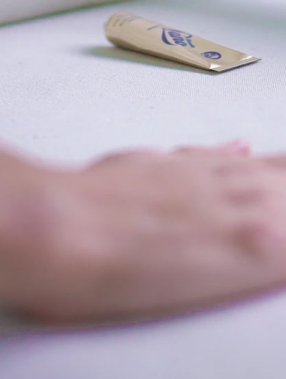 Video of Lanolips Golden Dry Skin Salve being applied. This ultra-rich ointment is formulated with all-natural lanolin, antibacterial Manuka Honey and antioxidant vitamin E to hydrate, smooth and protect dry, rough or irritated skin. Designed to deeply nourish and repair.